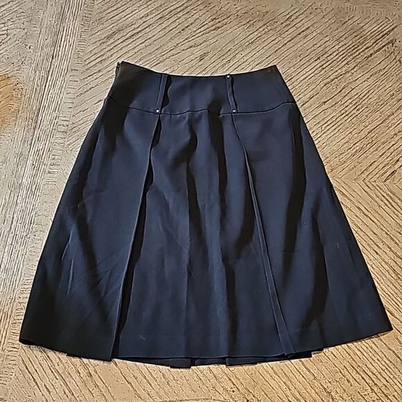 Black mid length pleated skirt size 2 Tahari - Picture 3 of 7